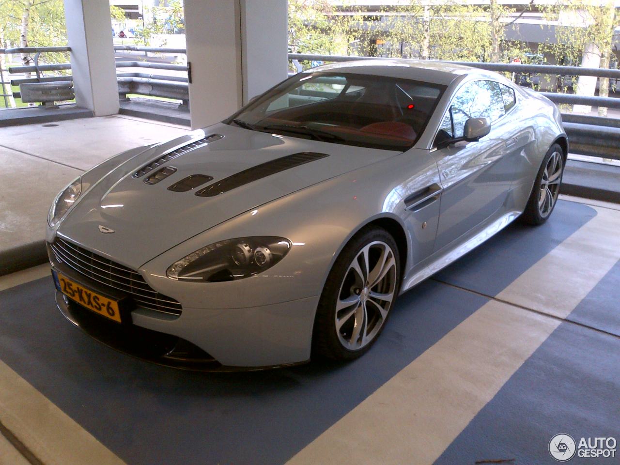 Aston Martin V12 Vantage