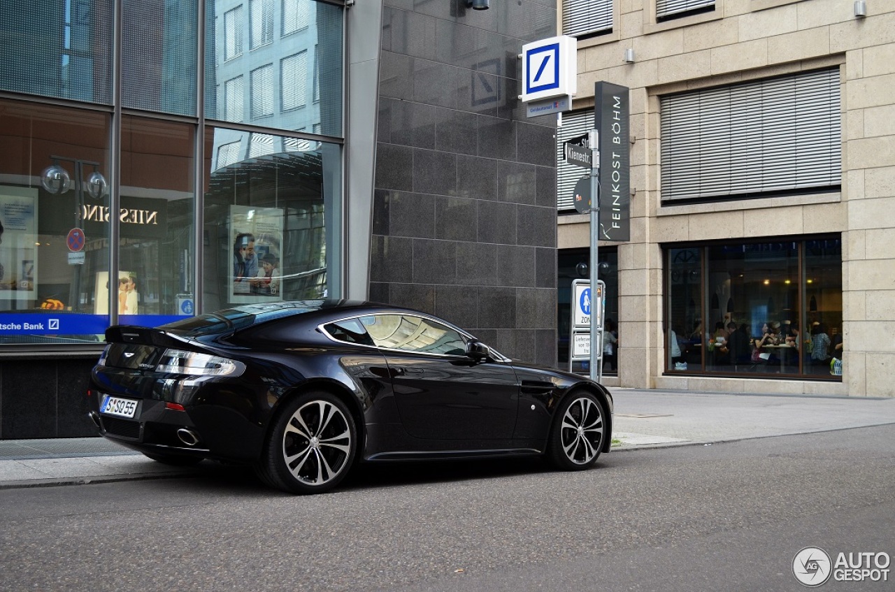 Aston Martin V12 Vantage Carbon Black Edition