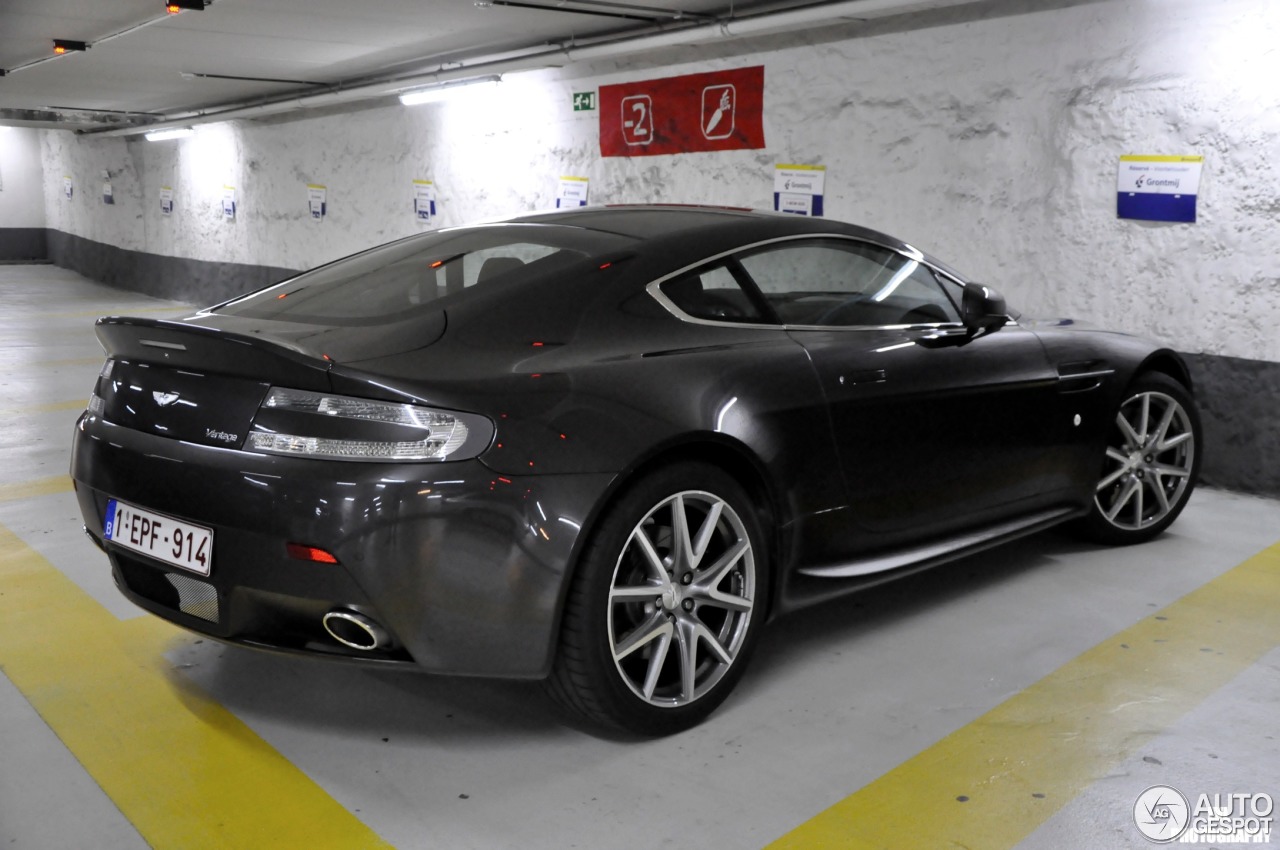 Aston Martin V8 Vantage 2012