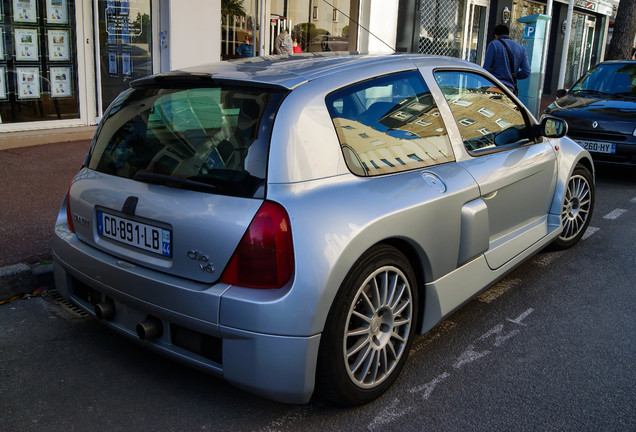 Renault Clio V6