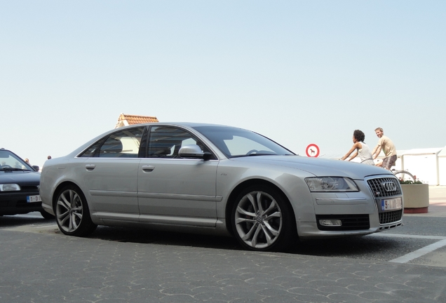 Audi S8 D3