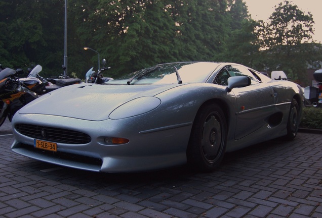 Jaguar XJ220