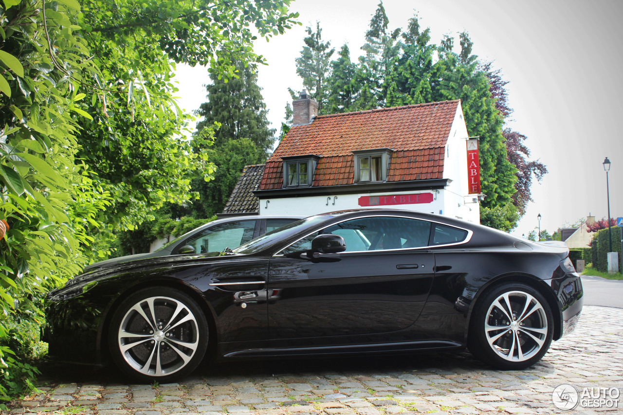 Aston Martin V12 Vantage Carbon Black Edition