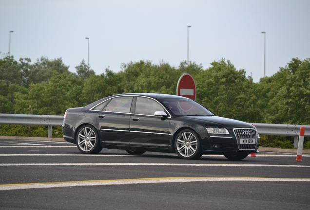 Audi S8 D3