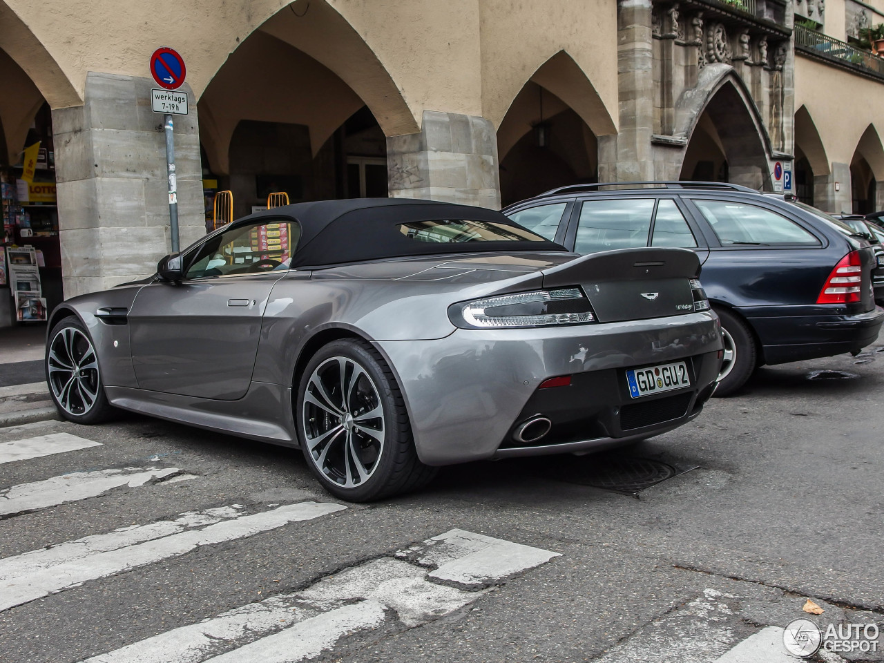 Aston Martin V12 Vantage Roadster