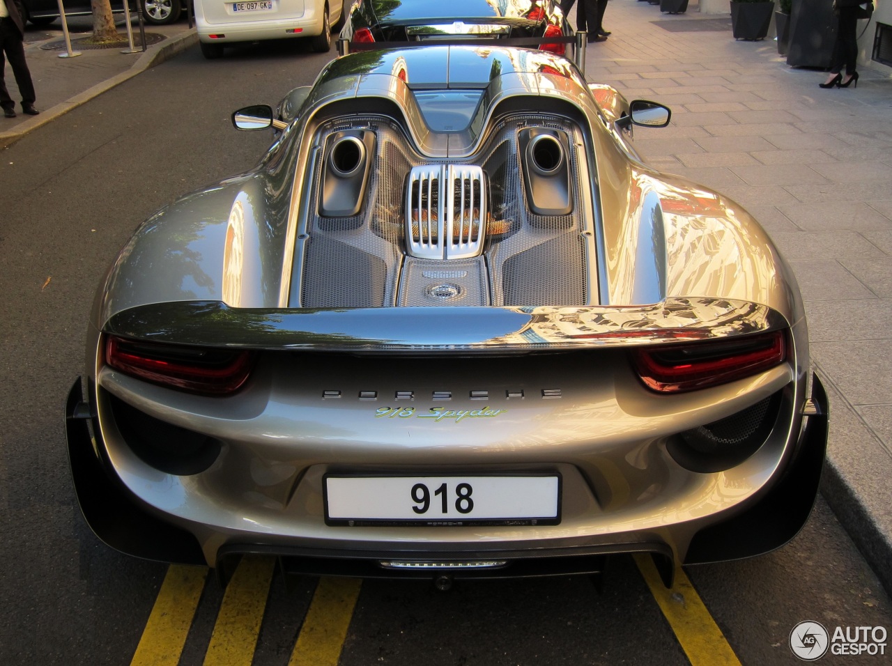 Porsche 918 Spyder Weissach Package