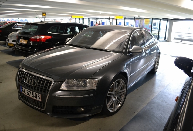 Audi S8 D3