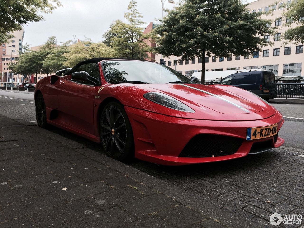 Ferrari Scuderia Spider 16M