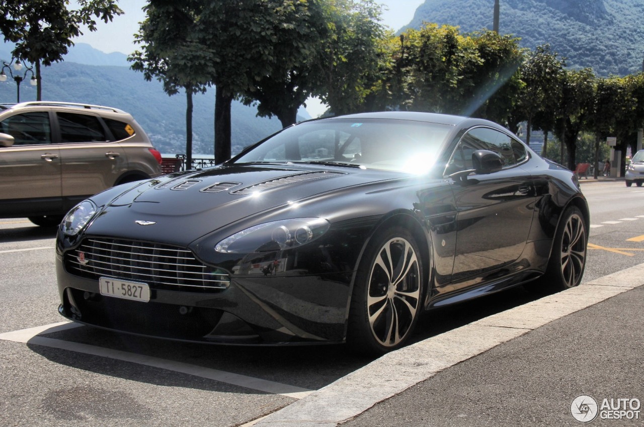 Aston Martin V12 Vantage Carbon Black Edition