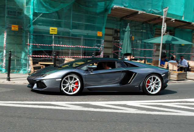 Lamborghini Aventador LP700-4 Roadster