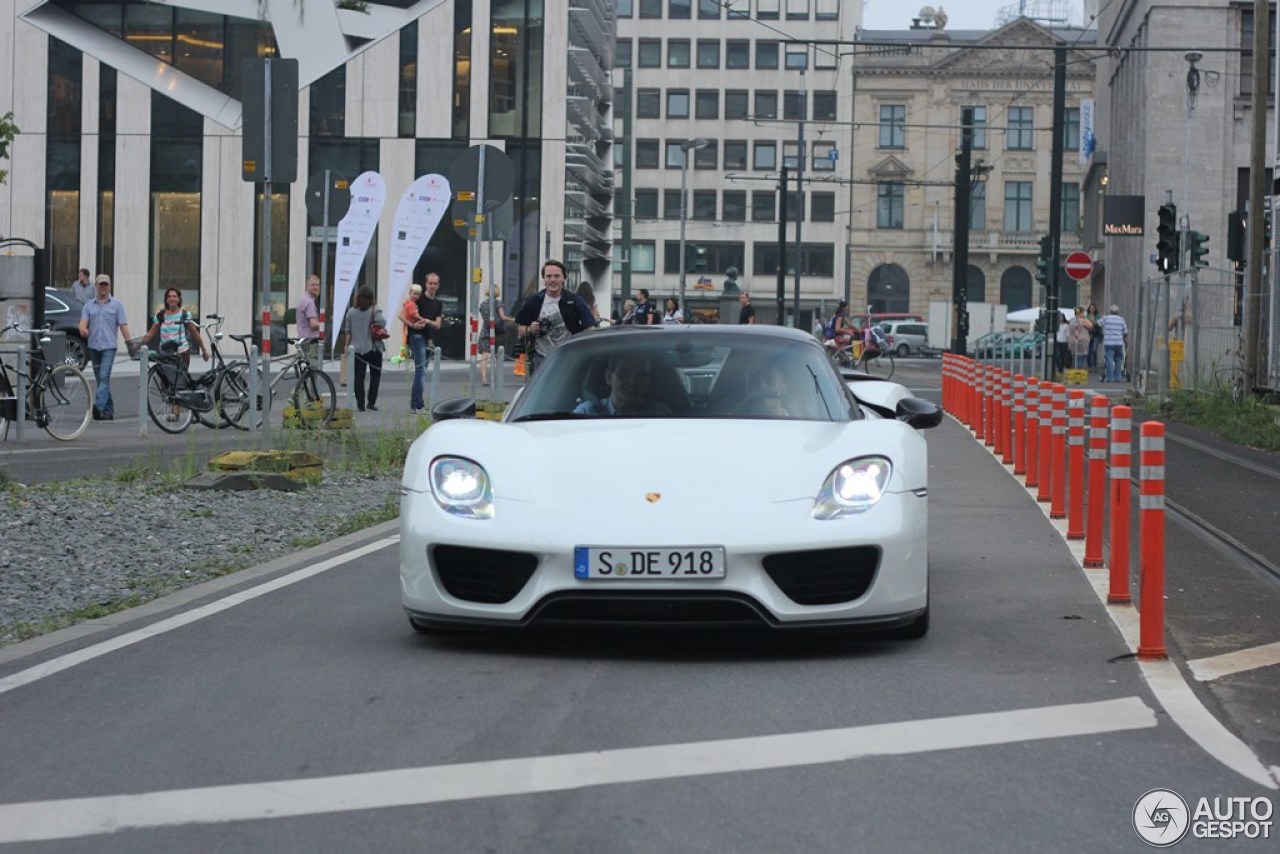 Porsche 918 Spyder Weissach Package