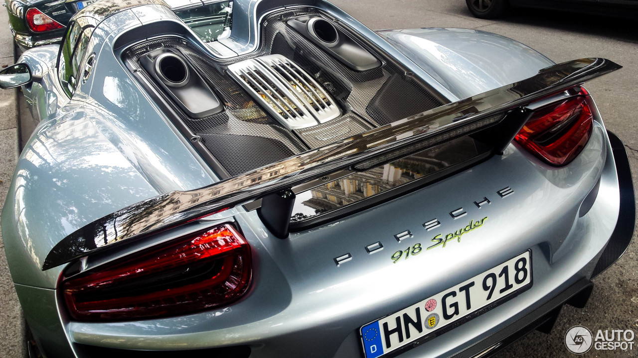 Porsche 918 Spyder Weissach Package