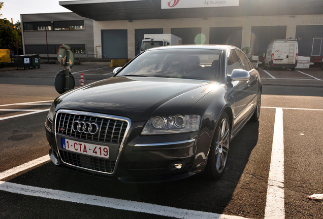 Audi S8 D3