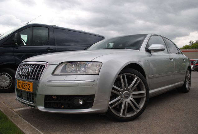 Audi S8 D3