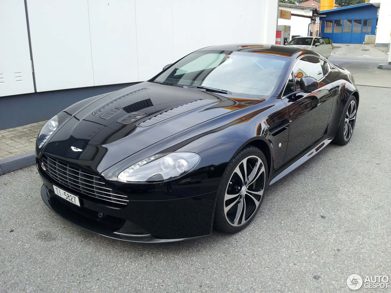 Aston Martin V12 Vantage Carbon Black Edition