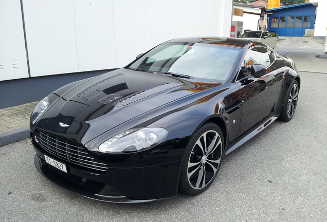 Aston Martin V12 Vantage Carbon Black Edition