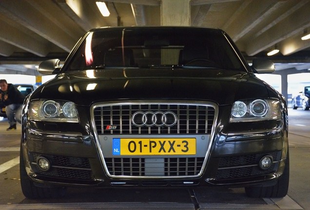 Audi S8 D3