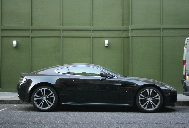 Aston Martin V12 Vantage