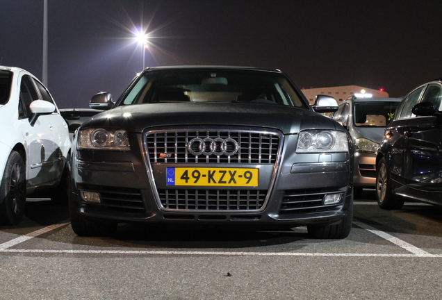 Audi S8 D3