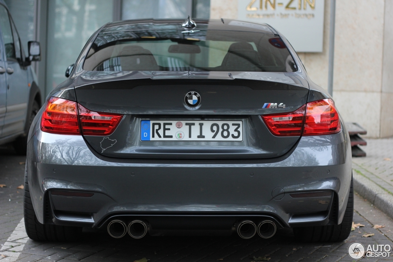 BMW M4 F82 Coupé Versus Performance