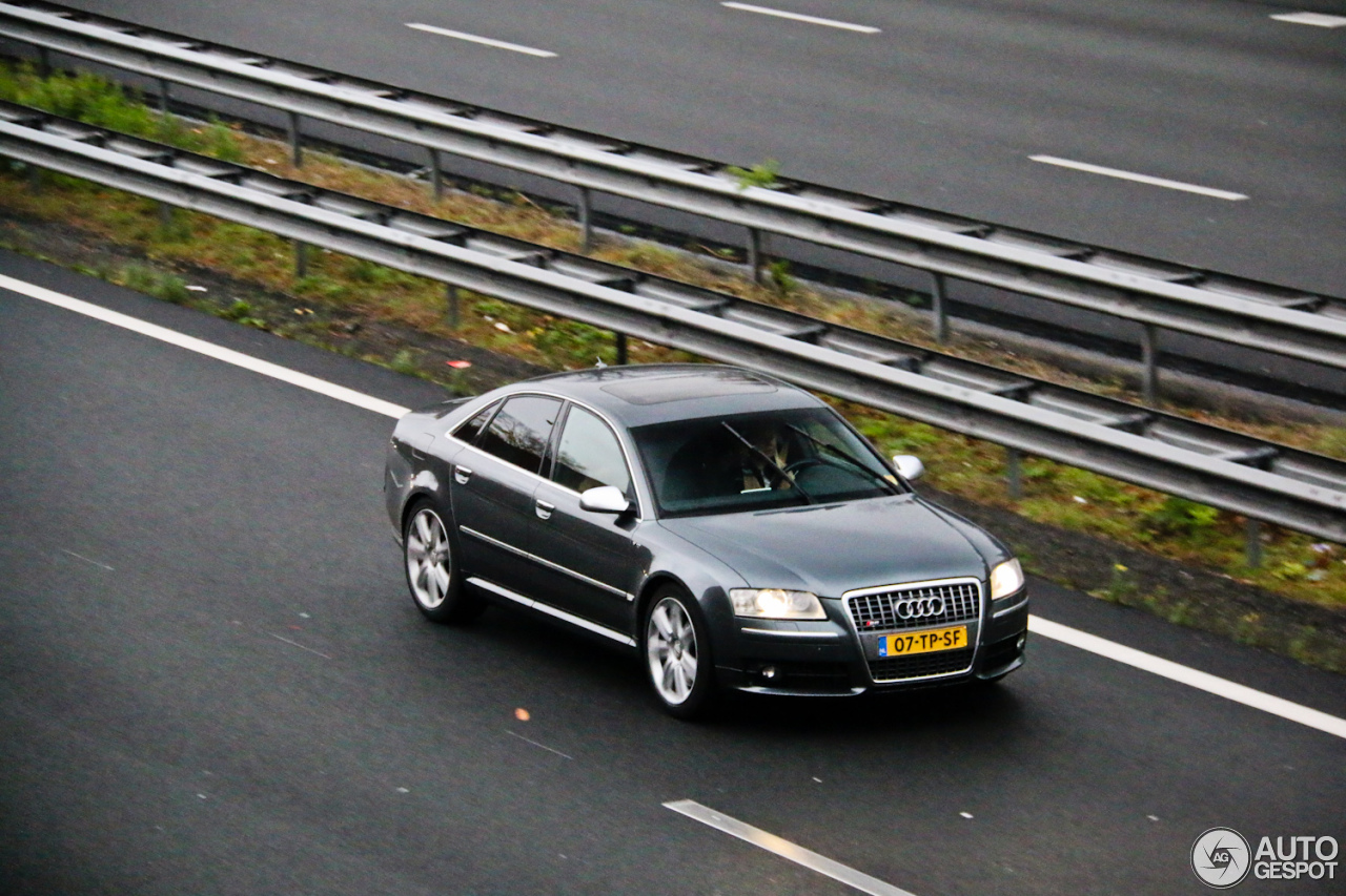 Audi S8 D3