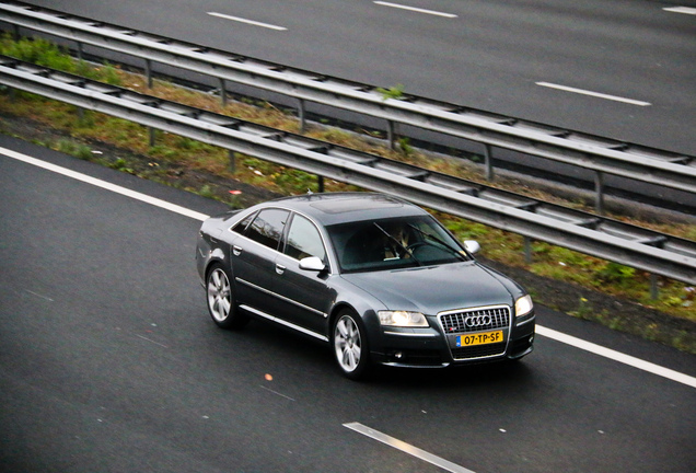 Audi S8 D3