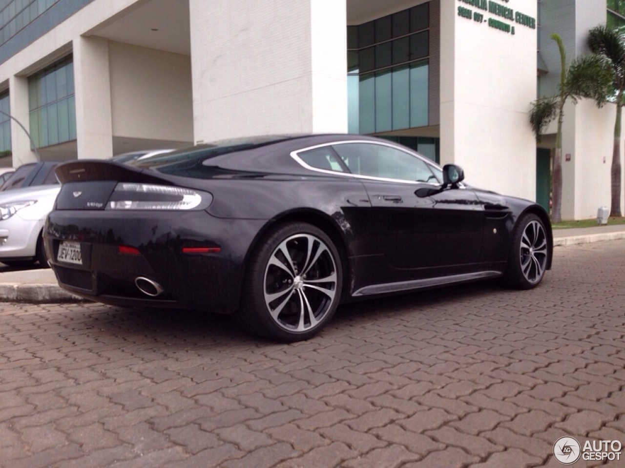 Aston Martin V12 Vantage Carbon Black Edition