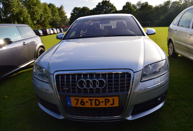 Audi S8 D3