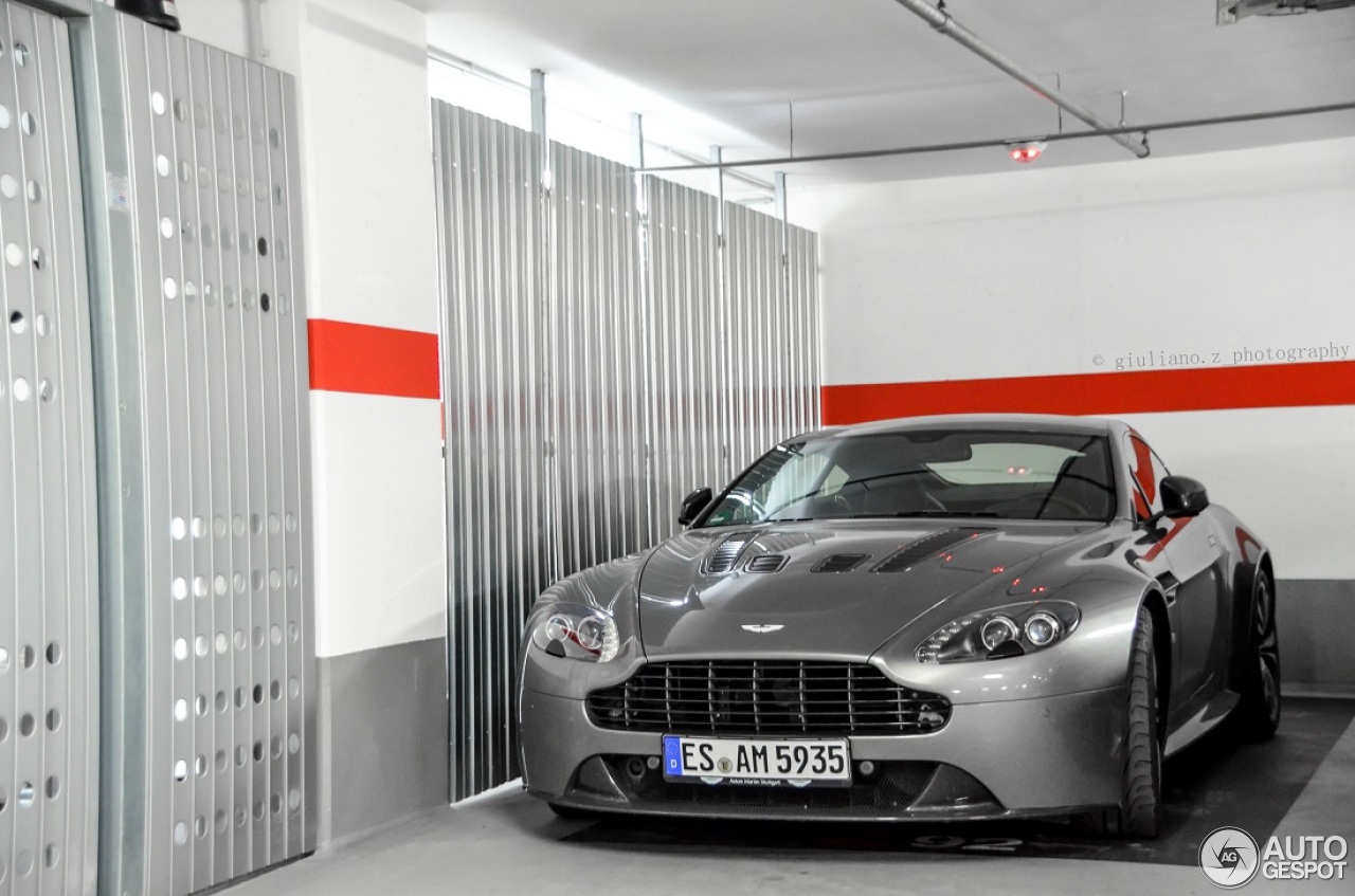 Aston Martin V12 Vantage