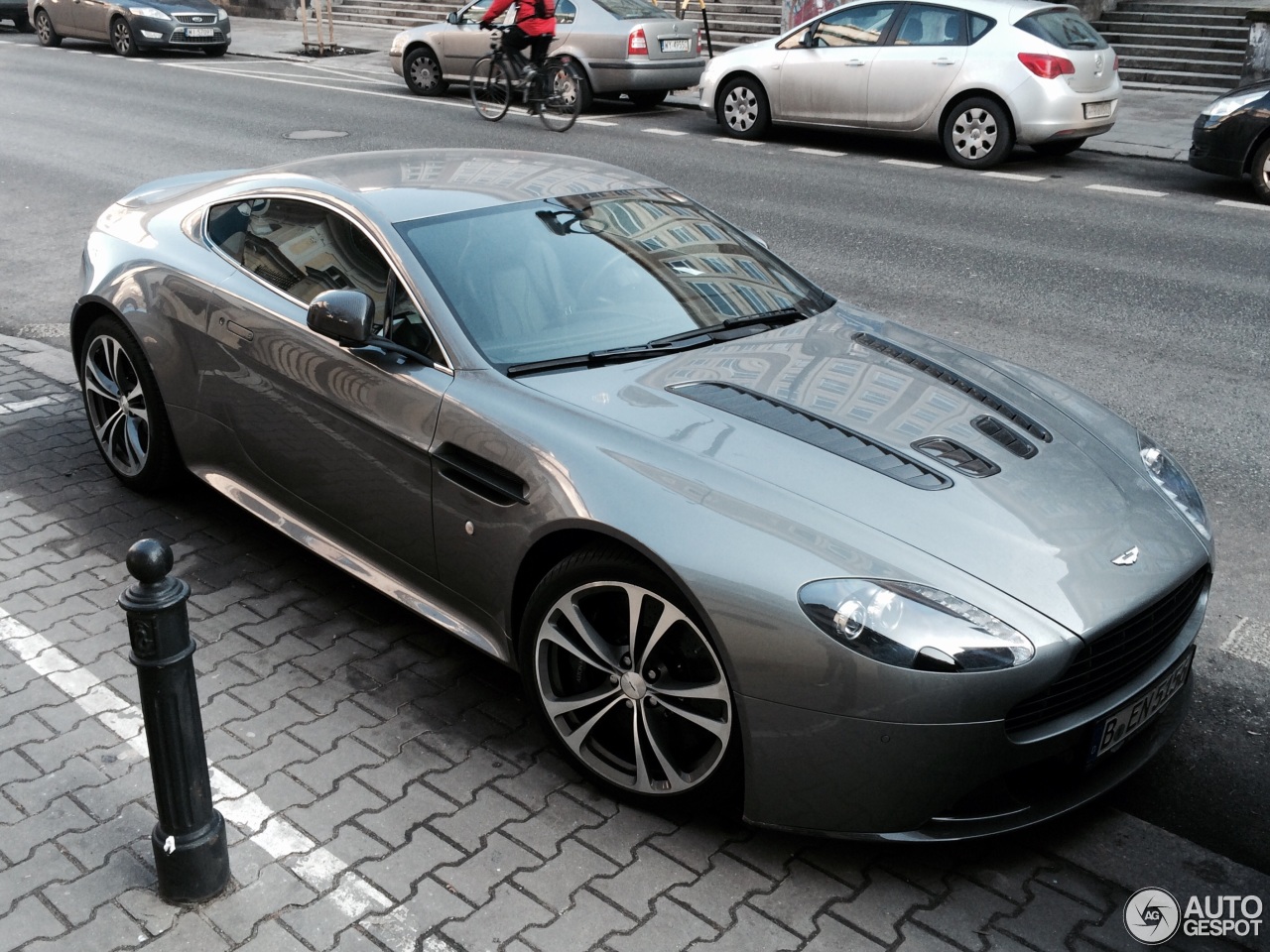 Aston Martin V12 Vantage