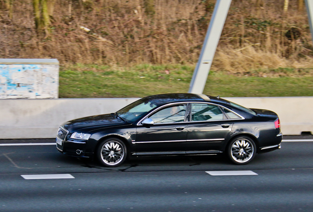 Audi S8 D3