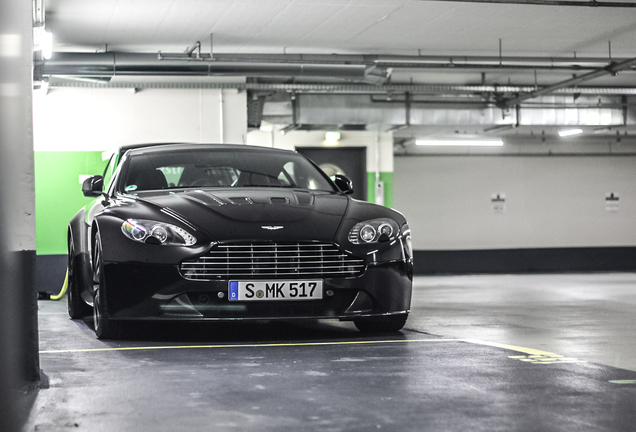 Aston Martin V12 Vantage Carbon Black Edition