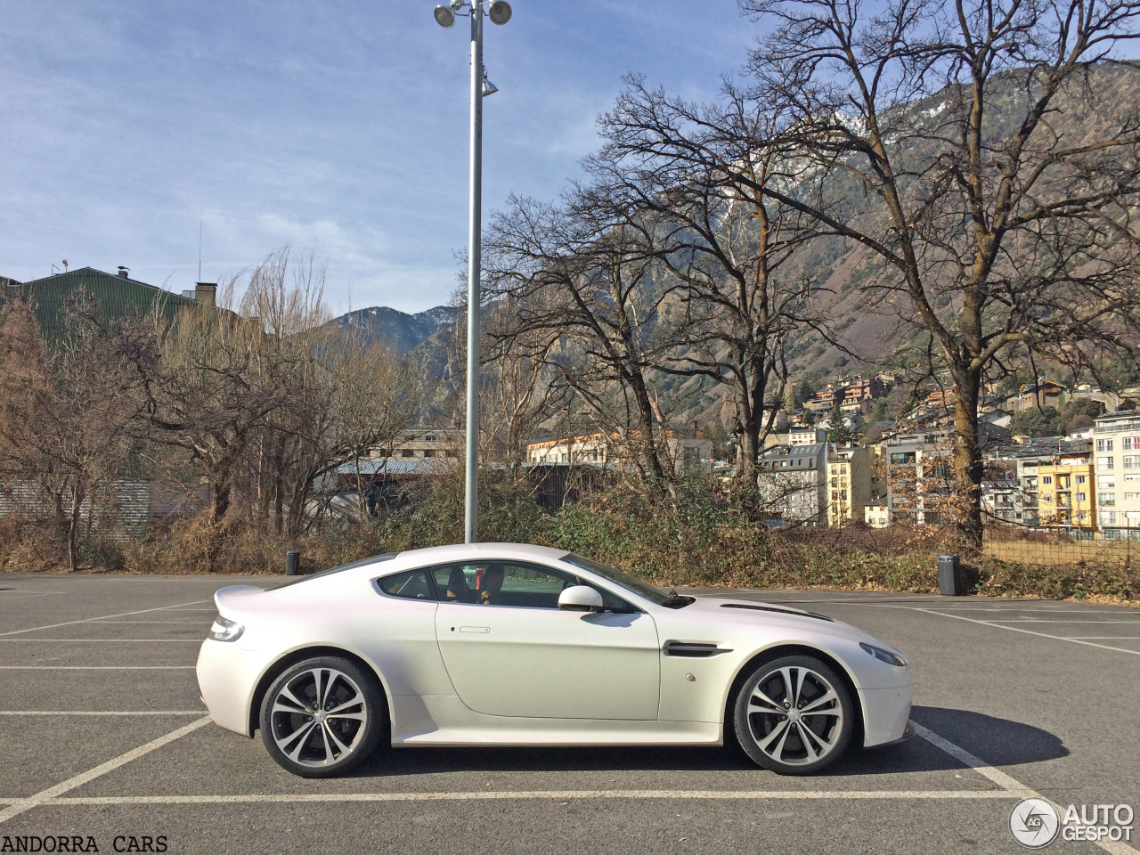 Aston Martin V12 Vantage