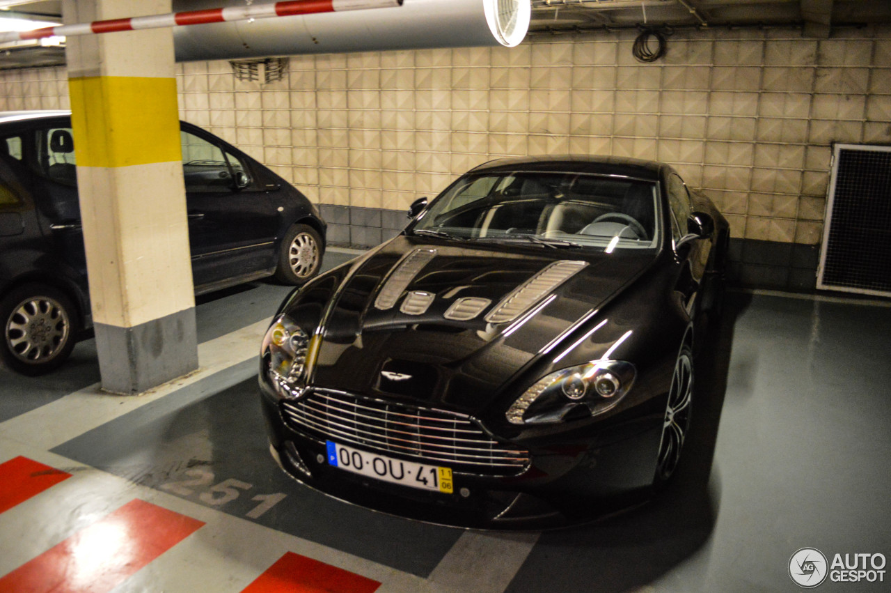 Aston Martin V12 Vantage Carbon Black Edition