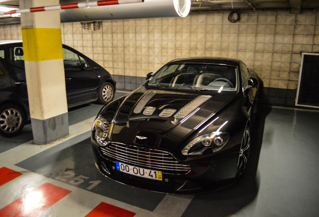 Aston Martin V12 Vantage Carbon Black Edition