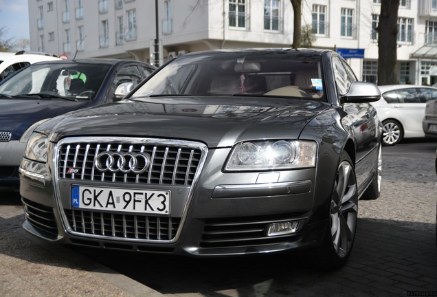 Audi S8 D3