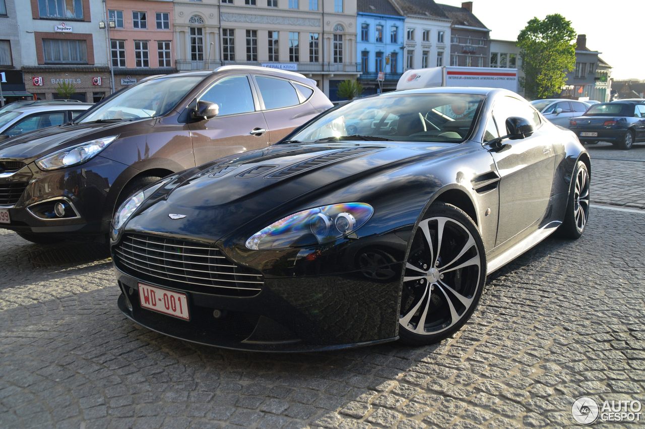 Aston Martin V12 Vantage Carbon Black Edition