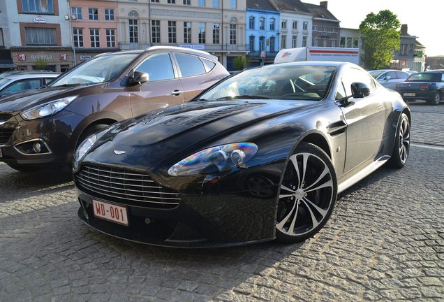 Aston Martin V12 Vantage Carbon Black Edition