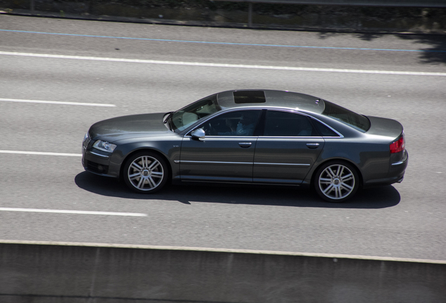 Audi S8 D3