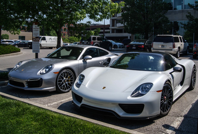 Porsche 918 Spyder Weissach Package