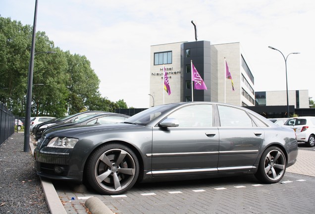 Audi S8 D3