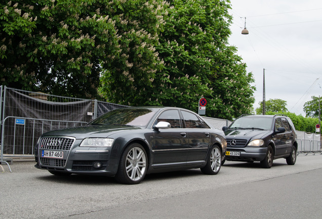 Audi S8 D3