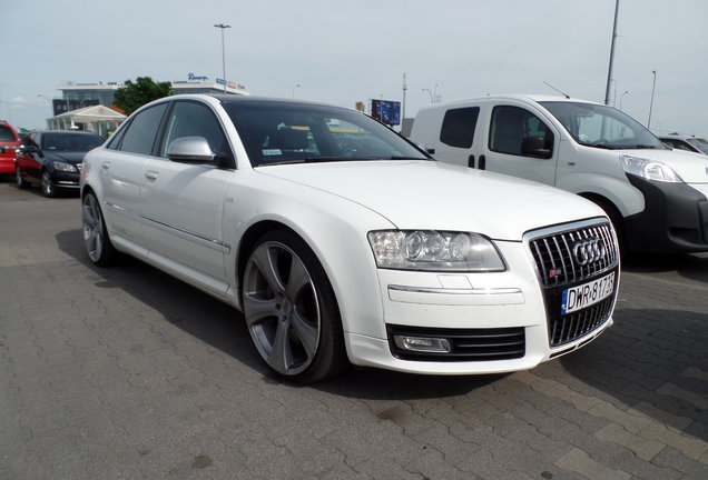 Audi S8 D3