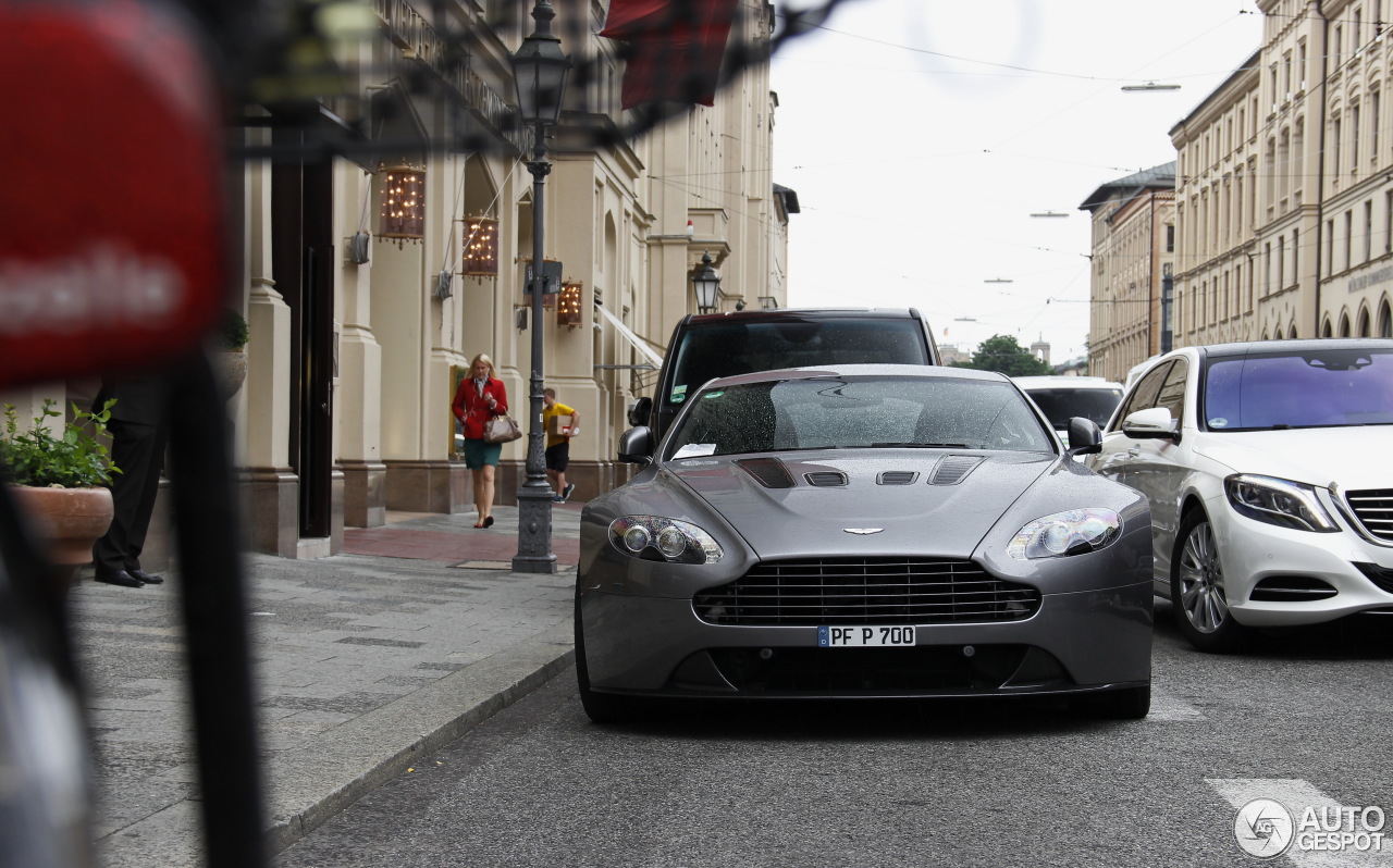 Aston Martin V12 Vantage