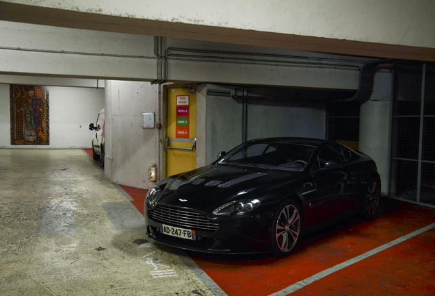 Aston Martin V12 Vantage Carbon Black Edition