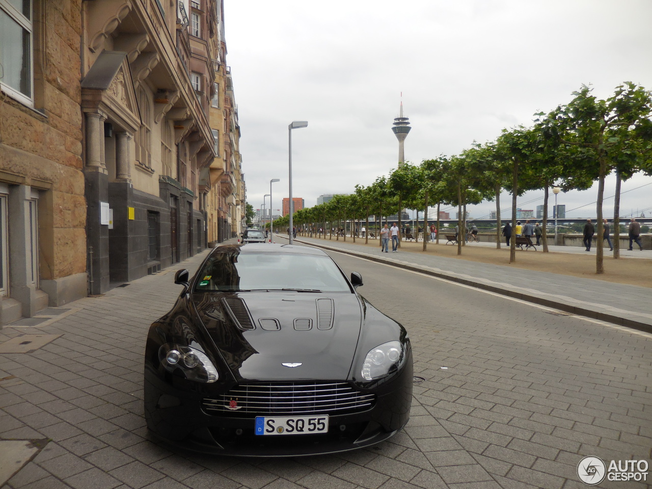 Aston Martin V12 Vantage Carbon Black Edition