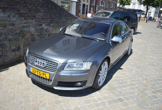 Audi S8 D3