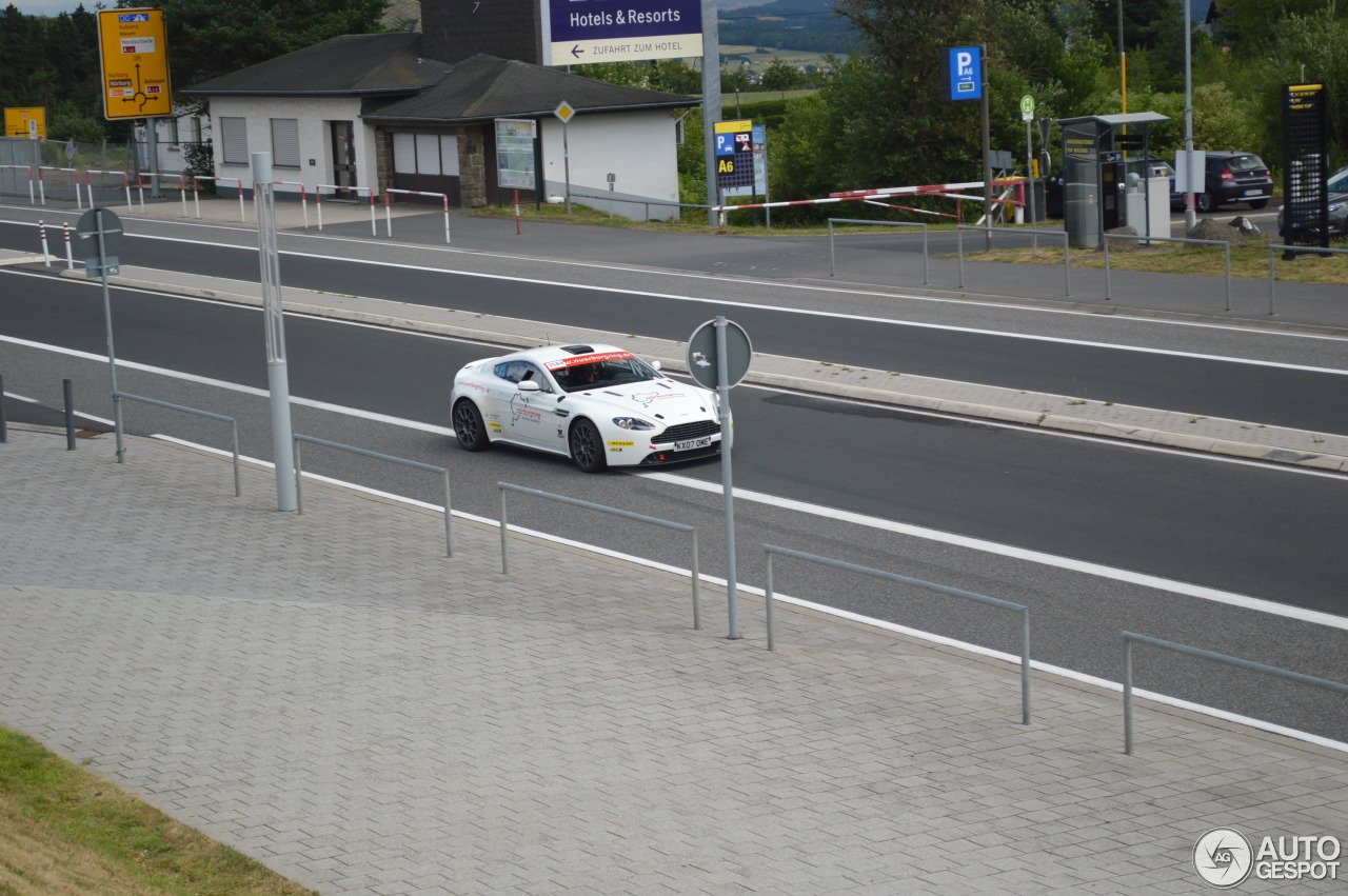 Aston Martin V8 Vantage GT4