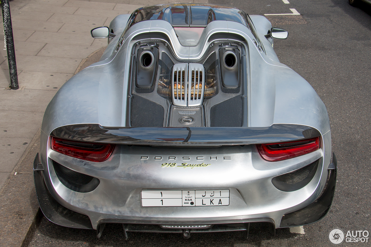 Porsche 918 Spyder Weissach Package