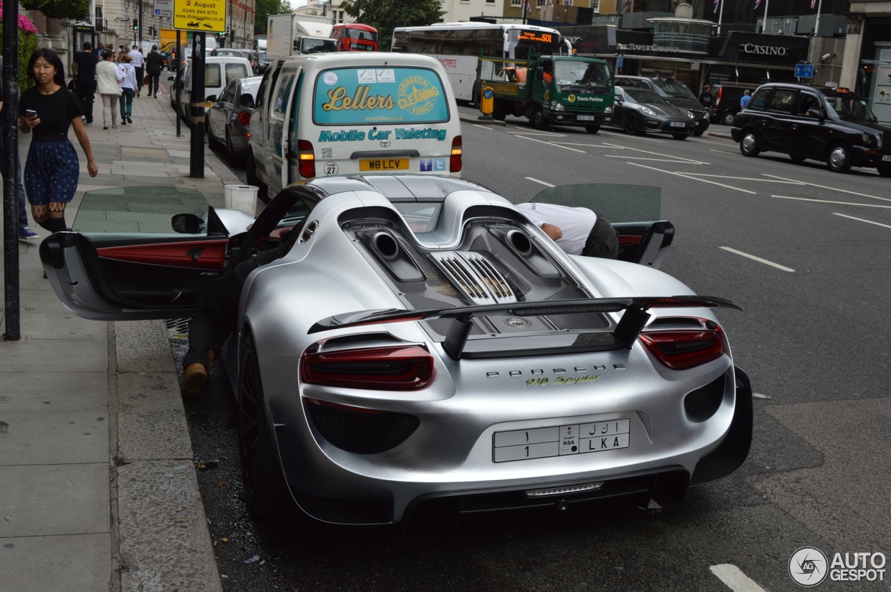 Porsche 918 Spyder Weissach Package